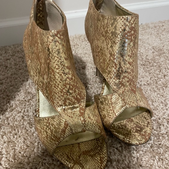 Soul Society Gold Metallic Snake Skin Heels Size 7.5 - Picture 8 of 11